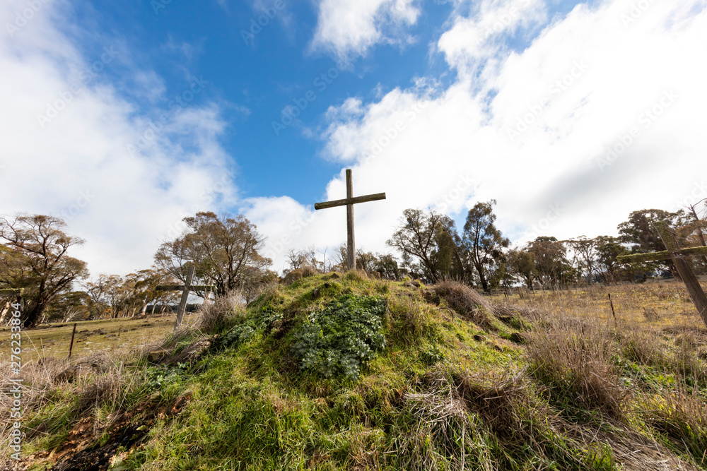 Obraz premium Christian wooden crosses in the Australian outback in a grassy field