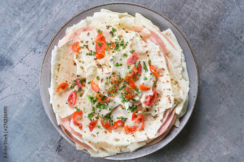 Canvastavla Pane carasau con olio tartufato, mortadella e pomodorini