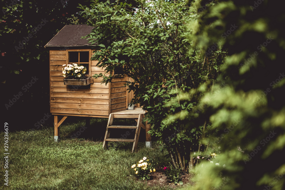 Obraz premium Little wooden house in the garden
