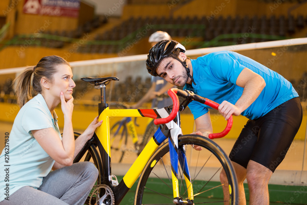Obraz premium discussing about a bike problem