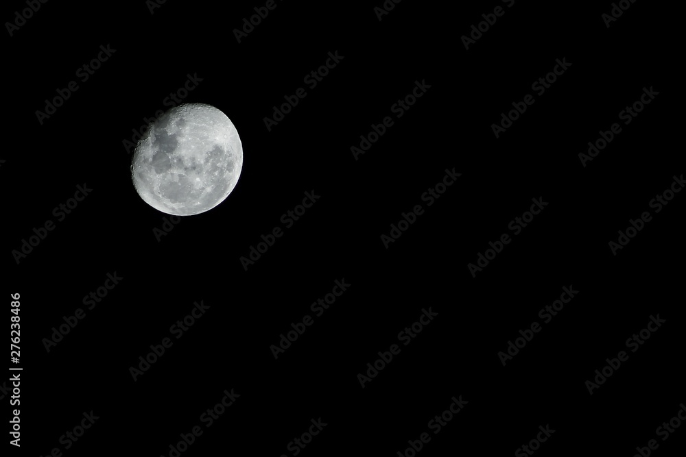 Obraz premium Luna a medianoche