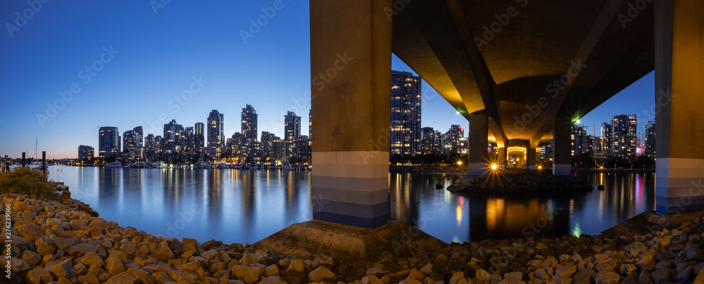 Naklejka premium Vancouver Downtown Cityscape at Cambie Bridge