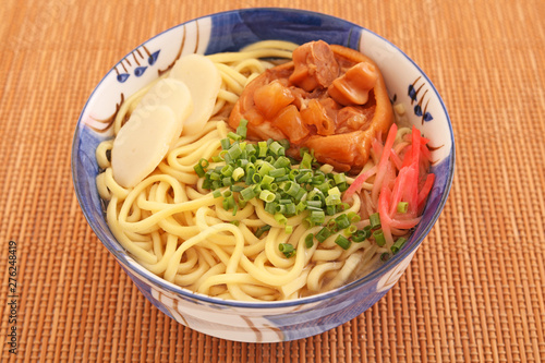 沖縄伝統の豚足テビチそば