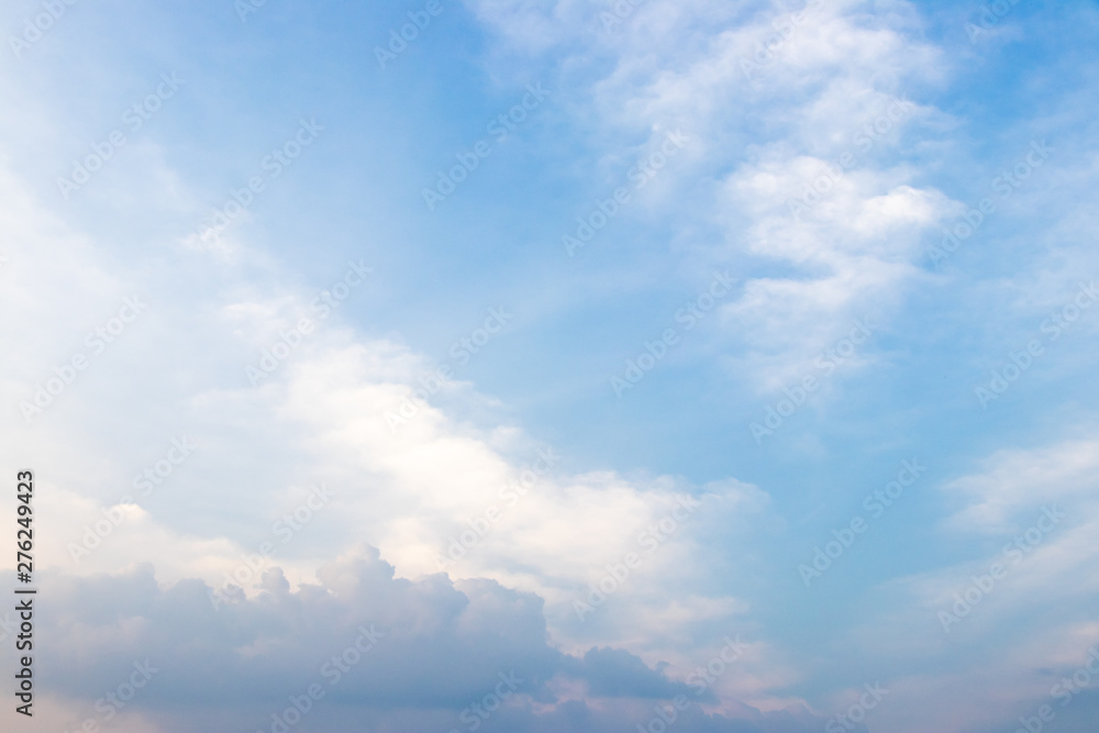 Obraz premium Clear beautiful blue sky with white cloud background