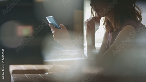 Foto 女性・カフェ・スマートフォン