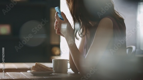 Quadro su tela カフェ・女性・スマートフォン