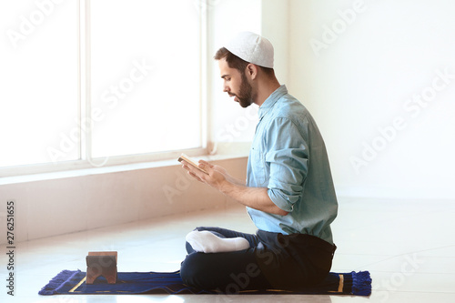 Young muslim man in kufi ca...