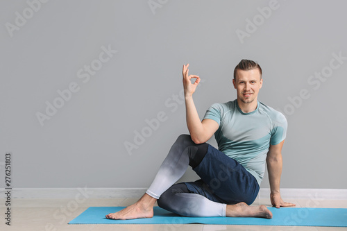 Sporty man practicing yoga ...