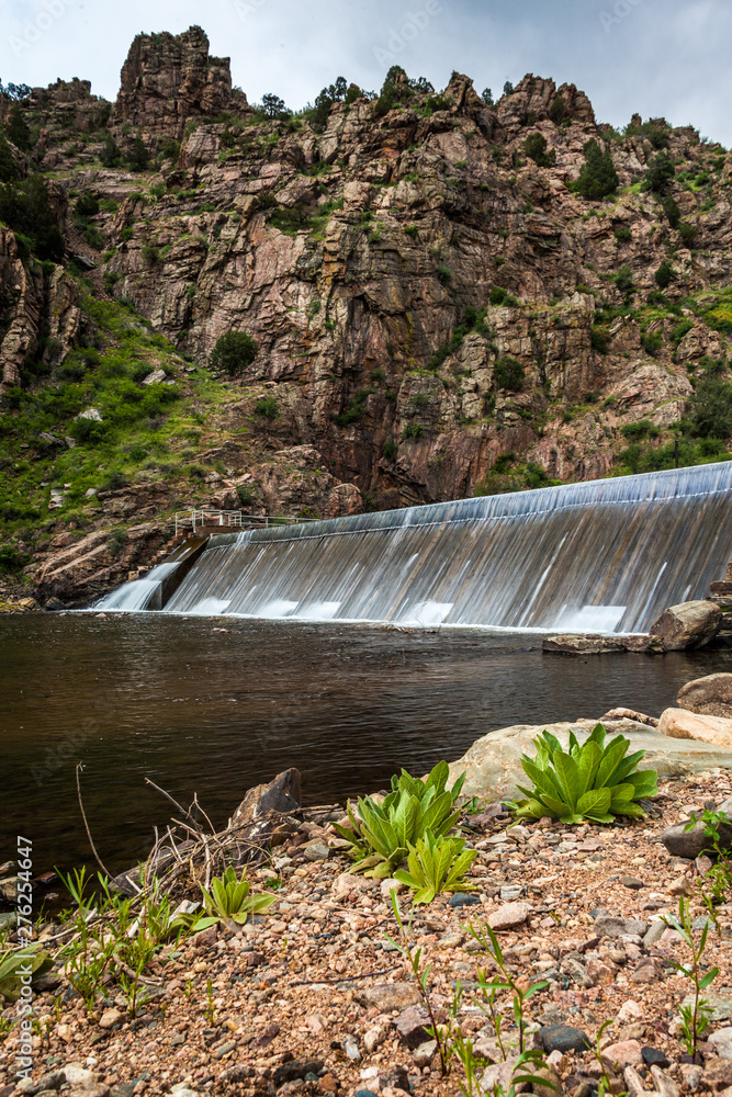 Obraz premium river dam in a canyon