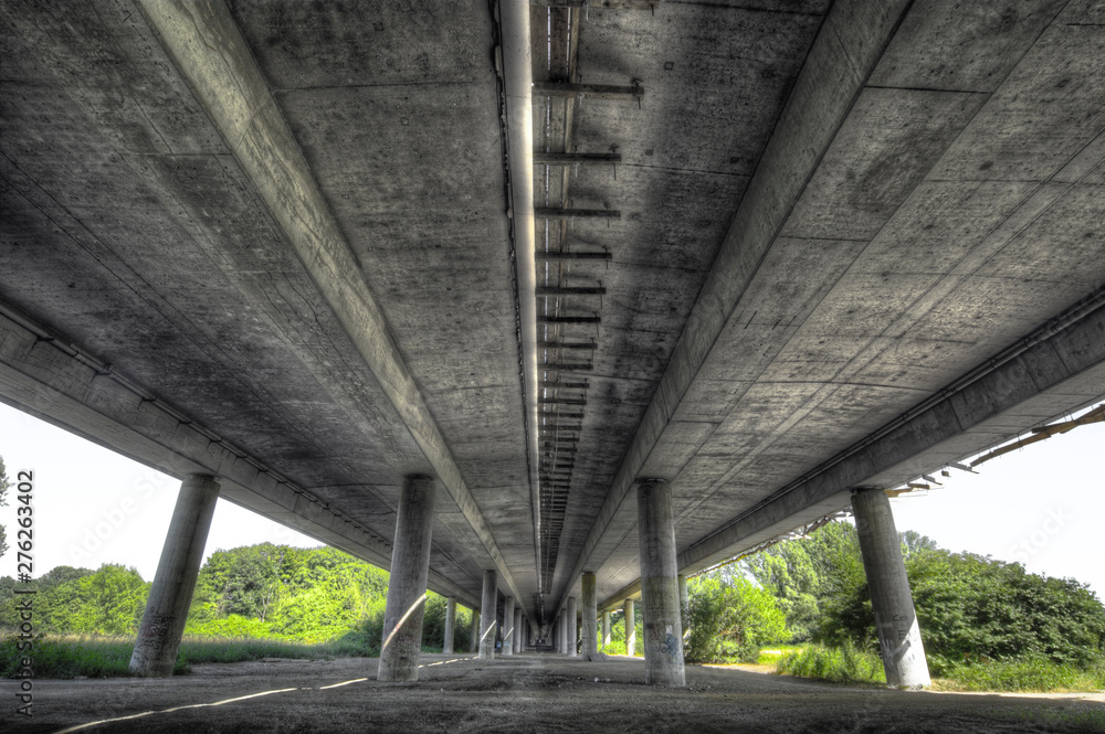 Obraz premium Unteransicht einer sanierungsbedürftigen Autobahnbrücke