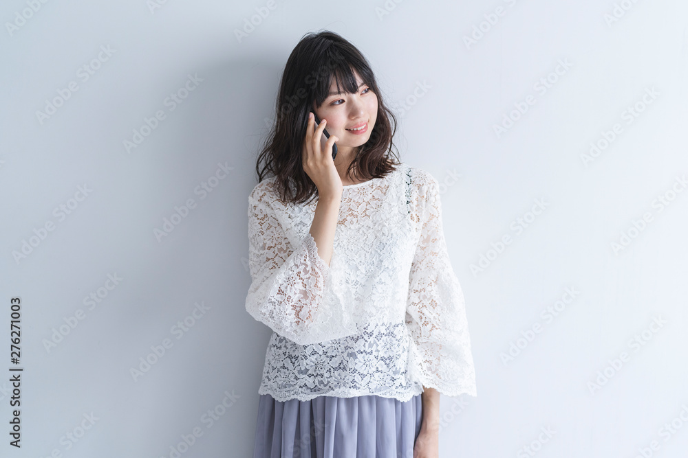 スマートフォンを使う女性 スマートフォンを使う女性
