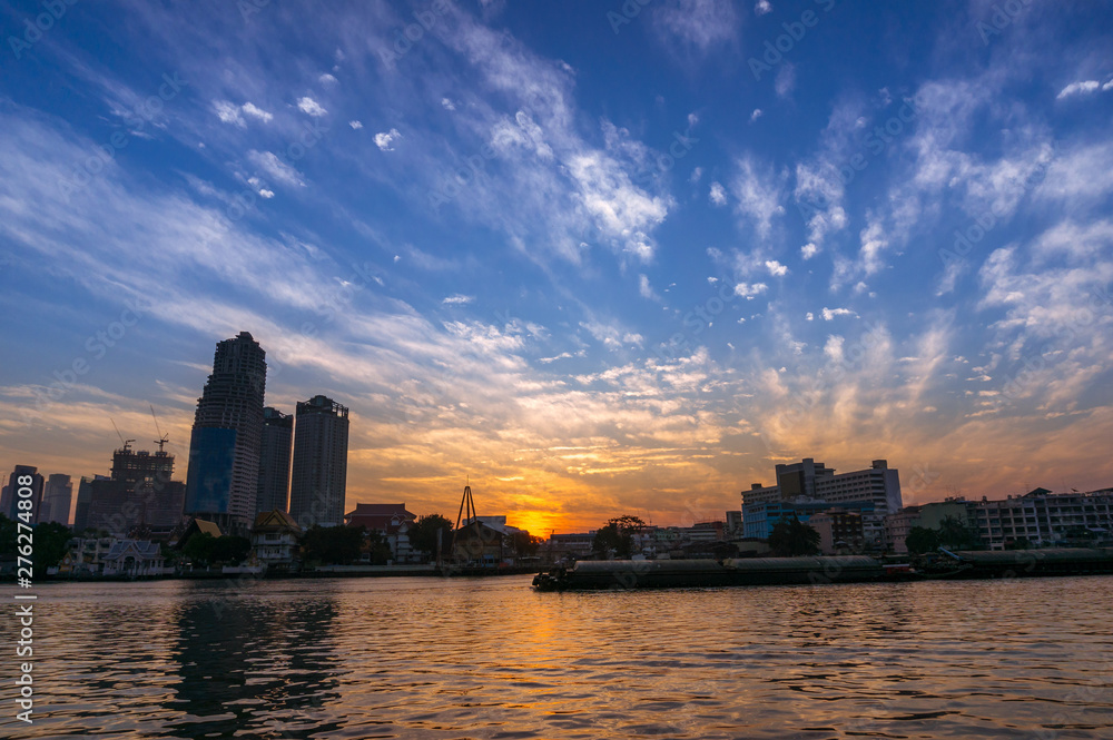 Obraz premium Bangkok cityscape at sunrise with picturesque sky