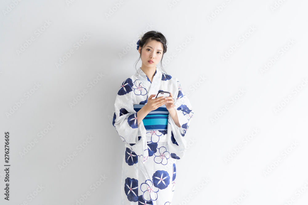 スマートフォンを使う浴衣の女性 スマートフォンを使う浴衣の女性