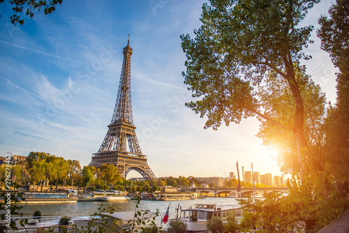 Zmierzchu widok wieża eifla i wonton rzeka w Paryż, Francja. Architektura i zabytki Paryża. Pocztówka z Paryża