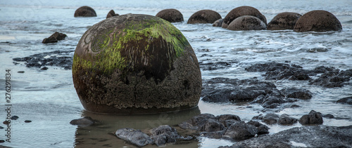 Canvastavla round rocks Moeraki Boulders