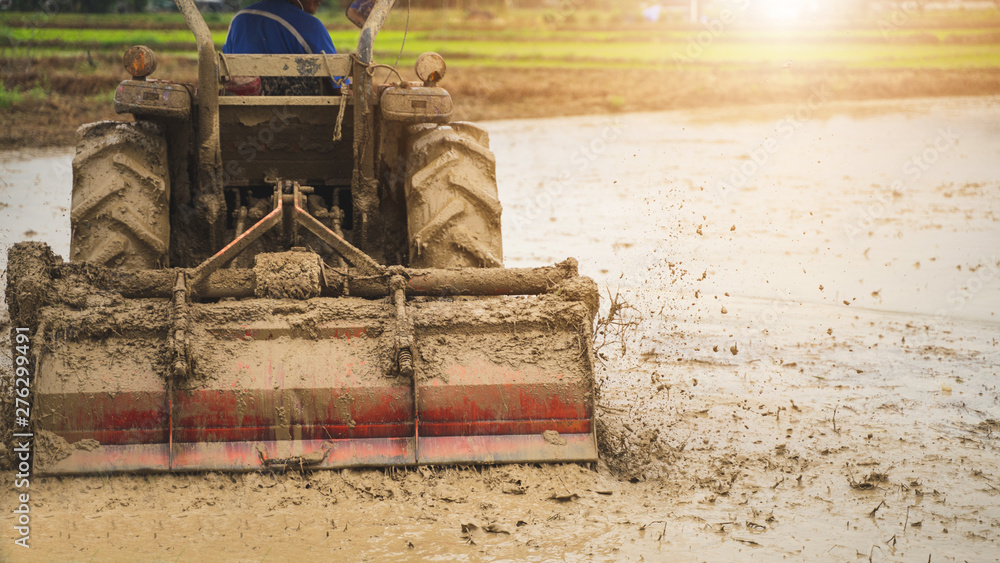 Obraz premium Men drive the farm to prepare agriculture.