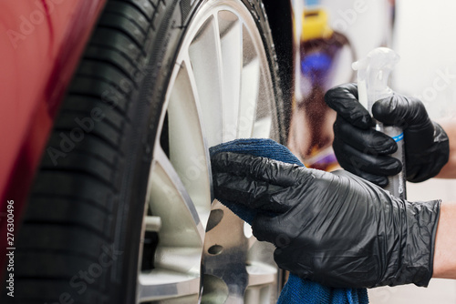 Close up of man cleaning car rims © Freepik