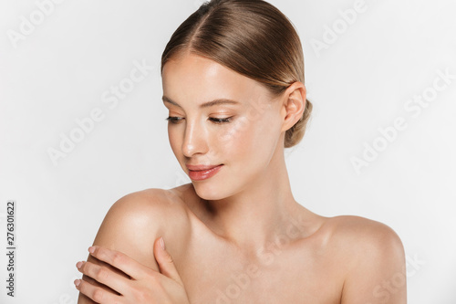 фотографія Beautiful young woman with healthy glowy skin posing isolated over white wall background