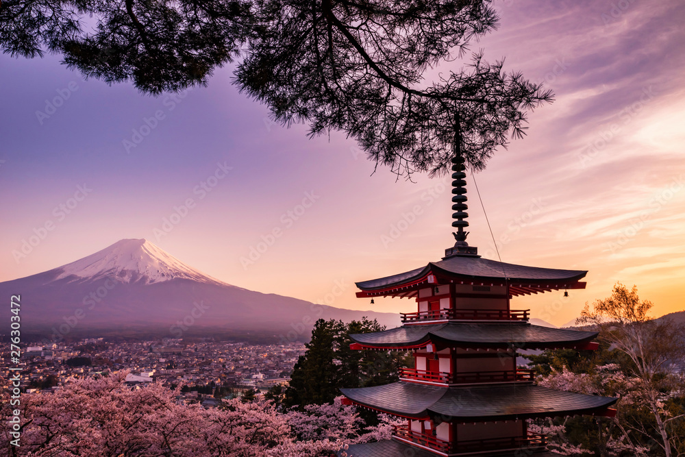Obraz premium 夕日に染まる新倉山浅間公園 忠霊塔と富士山
