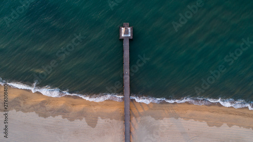 Vue drone sur le ponton de Leucate pendant un lever de soleil