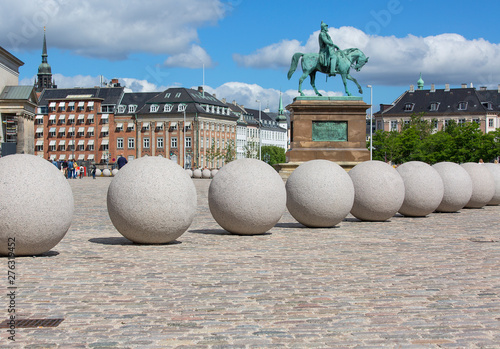 Equestrian statue of King Frederick VII in front of Christiansborg, decorative stone balls, Copenhagen, Danmark