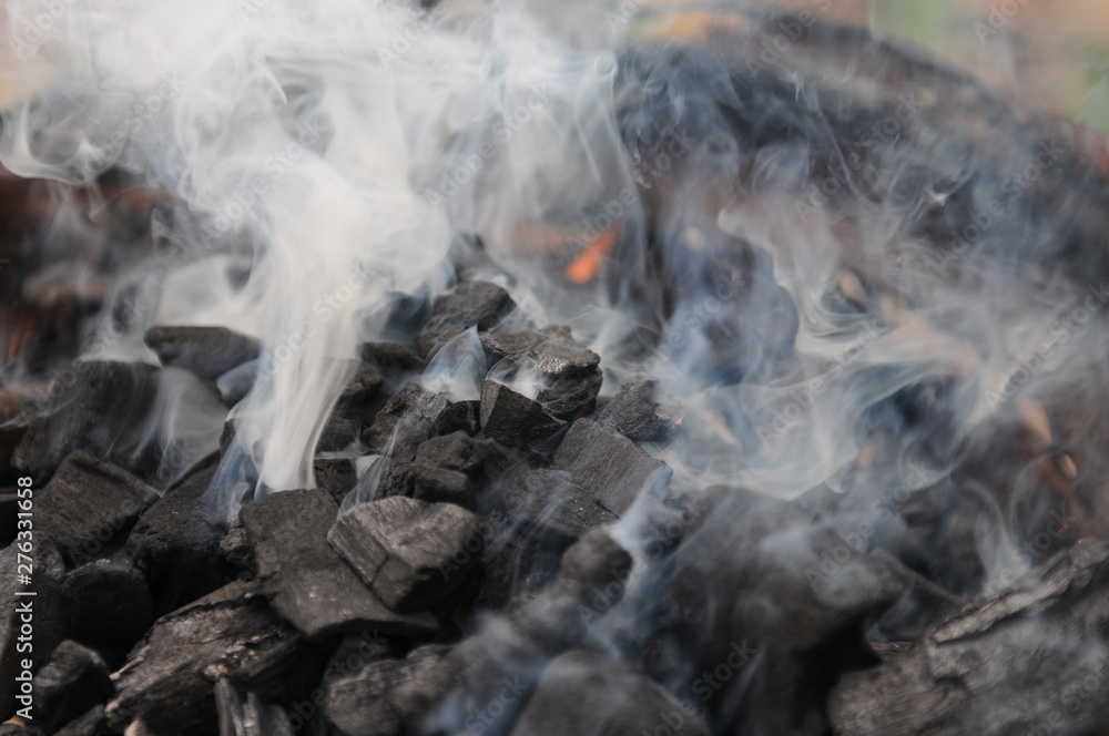 Foto de Fumées toxiques émanant du charbon de bois lors d