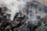 Fumées toxiques émanant du charbon de bois lors d'un barbecue.