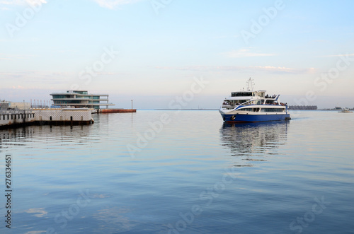 Pleasure ship approaches the pier on Baku Boulevard © moviephoto