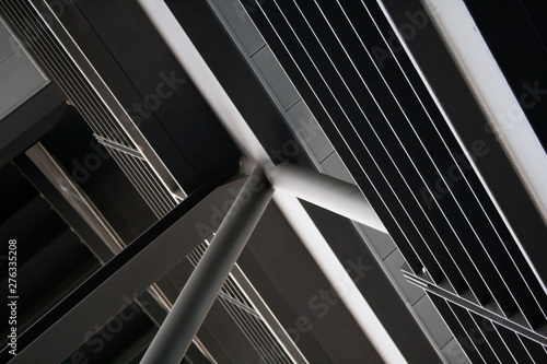 Detailaufnahme Architektur - Stahl und Säulen in anthrazit