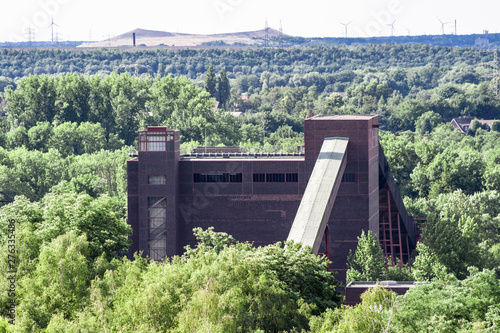 Alte verlassene Fabrik in grünem Wald