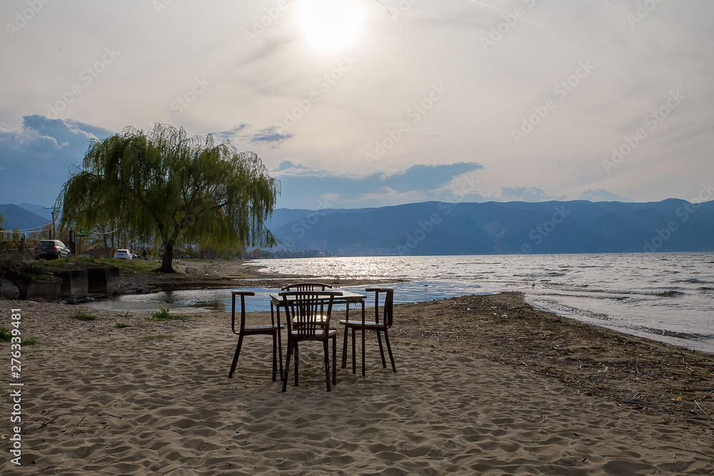 Tisch und Stühle am See