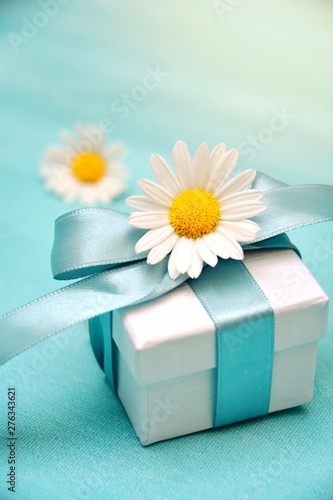 Geschenk Päckchen mit Blüte...