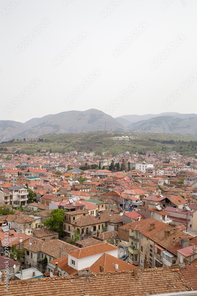 Blick auf die roten Dächer von Korça, Albanien