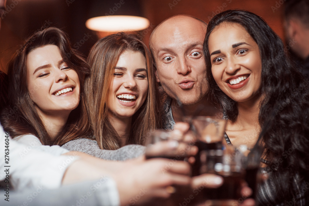 Obraz premium Going crazy. Beautiful youth have party together with alcohol in the nightclub