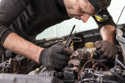 Car service, engine repair, breakdown diagnostics © Olegus