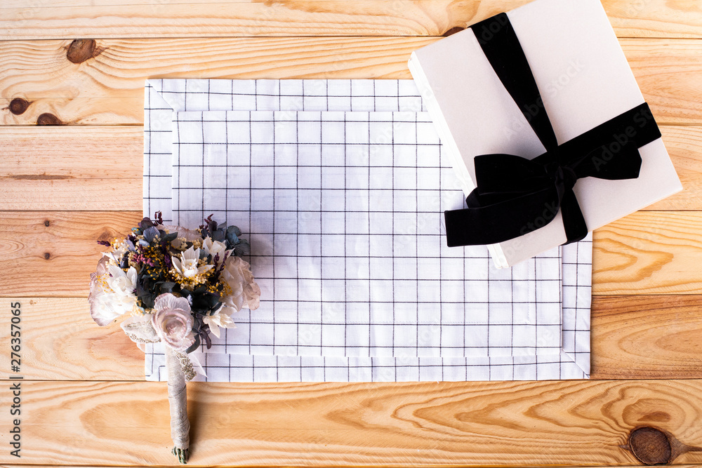 Caja de regalo y flores sobre mesa de madera Stock Photo | Adobe Stock
