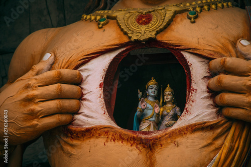 Schilderij op canvas Close up of Hunuman chest with Rama and Sita inside