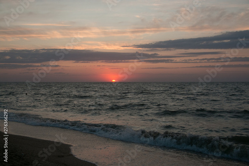The setting sun going beyond the horizon of the Azov sea © Антонина Кузнецова