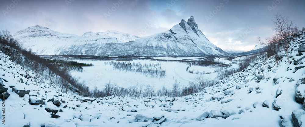 Obraz premium Beautiful landscape scene with Signaldalelva river and Otertinden mountain in background in Northern Norway . Sunset or sunrise in Mountains And Fjords, Winter Landscape.