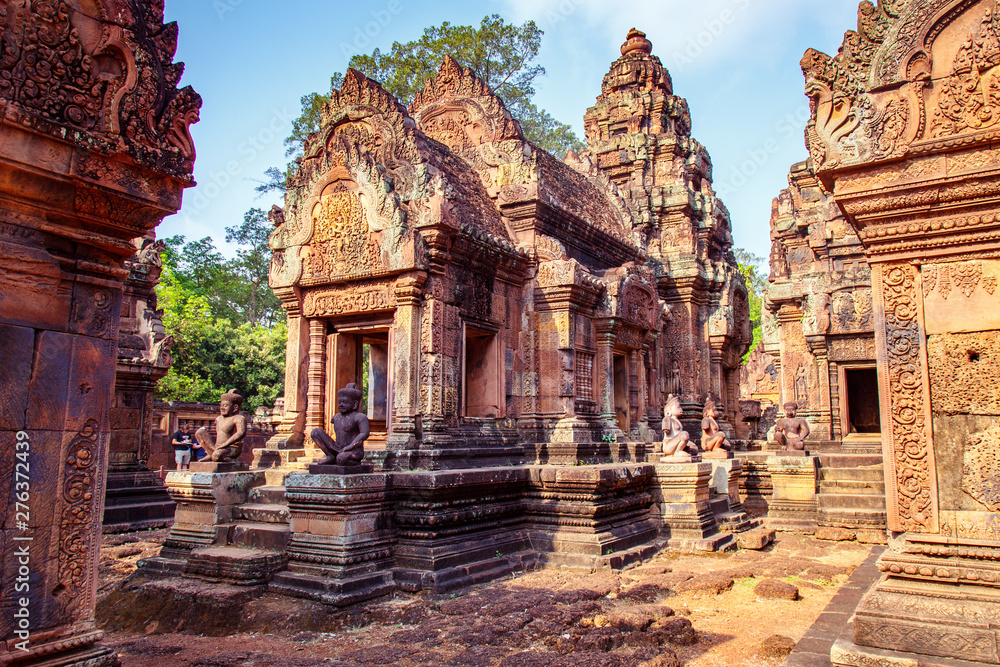 Karuda Bird Gardians Carvings at Banteay Srei Red Sandstone Temple, Cambodia Karuda Bird Gardians Carvings at Banteay Srei Red Sandstone Temple, Cambodia