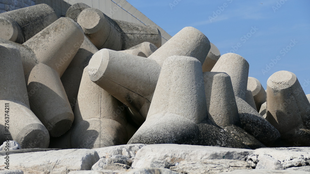 Blocchi di calcestruzzo armato sulla riva del mare a protezione del porto. Bari, sud Italia Blocchi di calcestruzzo armato sulla riva del mare a protezione del porto. Bari, sud Italia