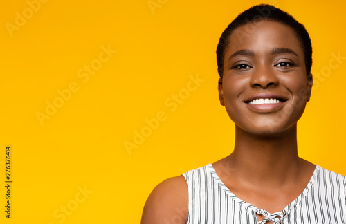 Lifestyle portrait of carefree african millennial woman © Prostock-studio
