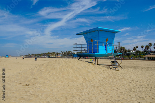 Lifeguard tower on the Huntington Beach during sunny day. Southeast Los Angeles, California, USA. © Unwind