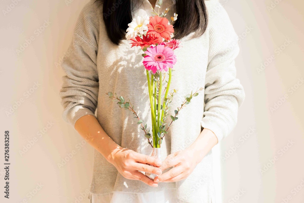 記念日に花をもらう女性 ガーベラ 記念日に花をもらう女性 ガーベラ