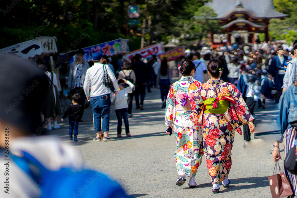 Naklejka premium 鎌倉で着物を着た女性二人