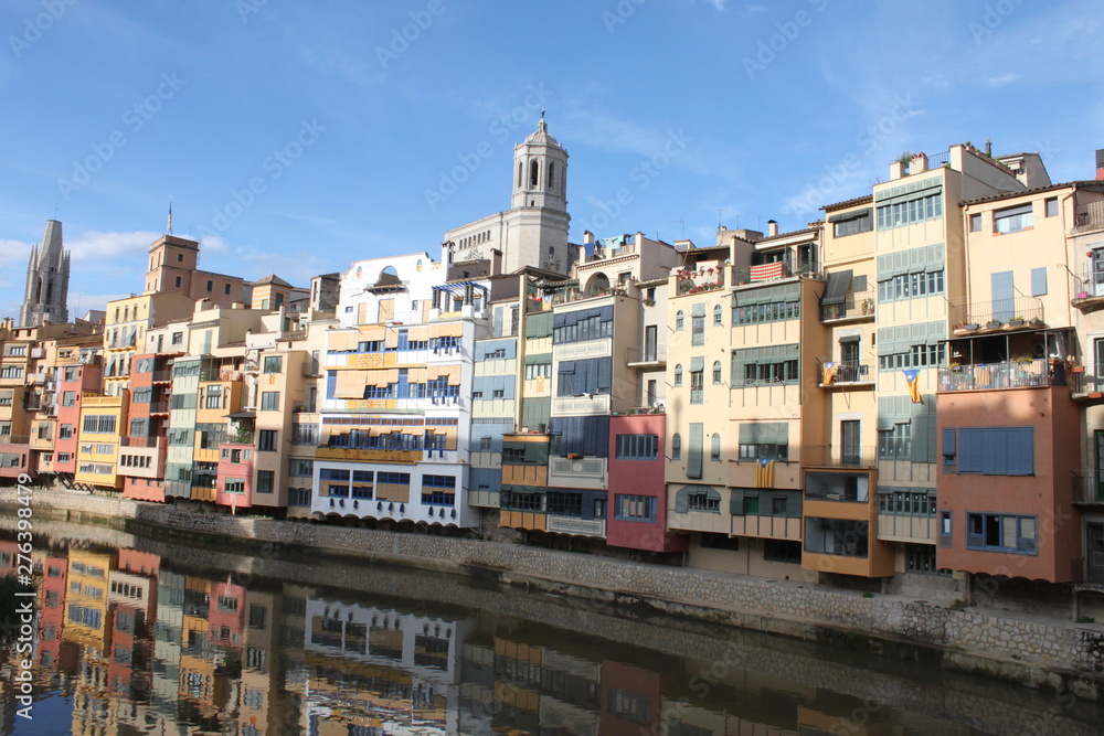 River that crosses Girona with its colorful houses