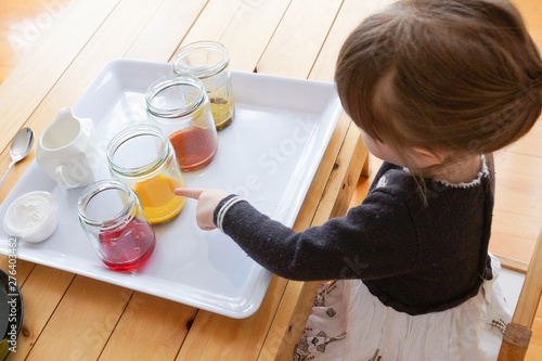 Petite fille fait une activité