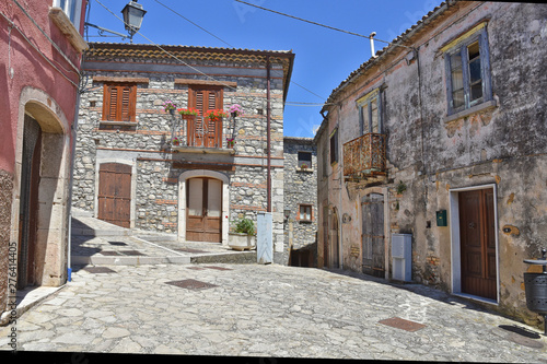 Fototapeta Naklejka Na Ścianę i Meble -  The alleys, squares and streets of the village of Zungoli, in southern Italy