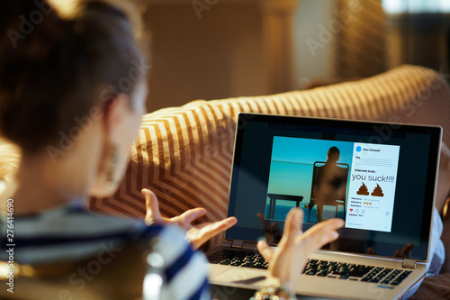 Bilde på lerret woman suffering from internet trolling in social media