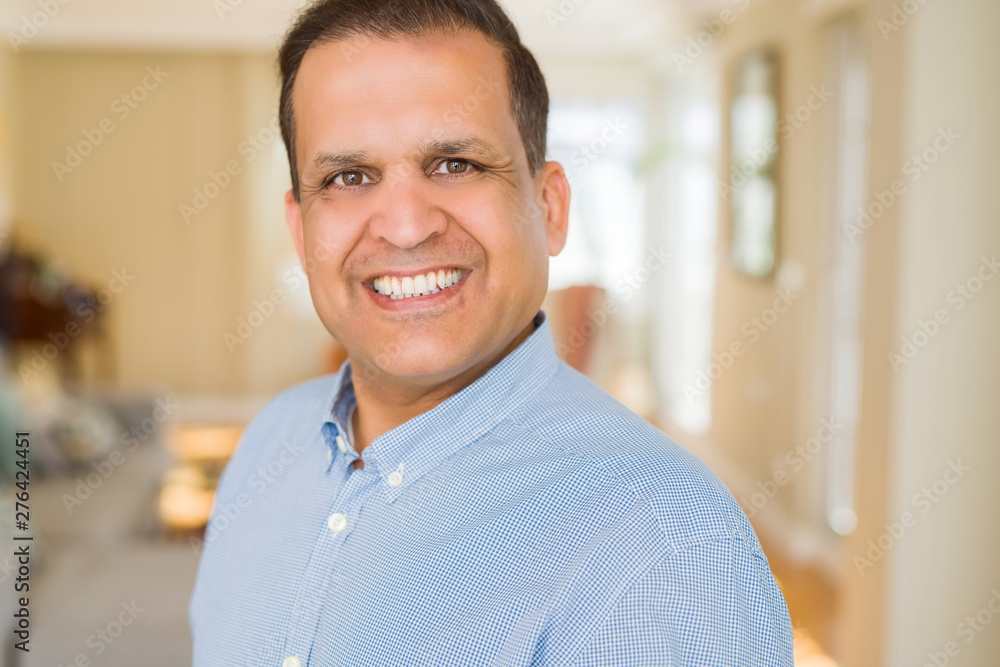 Obraz premium Middle age man smiling confident to the camera at home